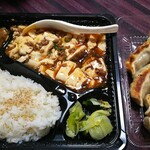 肉汁餃子のダンダダン - 麻婆弁当 650円、焼き餃子(8個) 530円