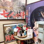 Nikuto Shouchuu To Uisuki Mogura - 店内には40〜50代くらいの方には懐かしそうなレトロなポスターなんかが貼ってあります