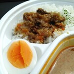 焼肉とワイン 八孝 - まかないカレー（テイクアウト）をご飯にかけるとこんな感じ