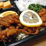 Yanagi - 「デラックスからあげ弁当」の鶏唐揚げ