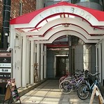 スターカレー - ビルの奥なので目立ちませんが、表の立て看板が目印です