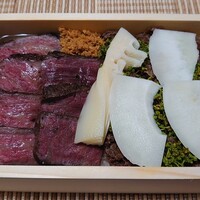 にくの匠 三芳 - 神戸牛ステーキとサーロインの時雨煮弁当
                
                
