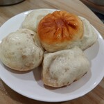 味坊包子 - 片面が揚げ焼きでカリッカリ、中には豚肉と野菜に肉汁たっぷりのスープ入り、上海生煎包（焼き小籠包）は最小注文個数5つRM8.00
