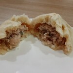 味坊包子 - ふかふか口溶け良い生地の中は、クセのないしっとりジューシーな豚肉に香味野菜がぎっしり