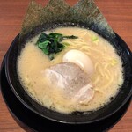 横浜家系ラーメン 鶴乃家 - 豚骨醤油味玉ラーメン