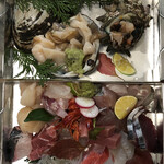 旬ものと日本酒 とみ笑 - 刺身盛り合わせとホッキとサザエ刺し