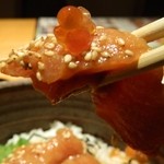 日本橋亭 神田店 - 胡麻たれ　湧別サーモン海鮮丼のサーモンとイクラ