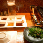 うし丸 - ７種類のお味で頂きます。手前の小皿には、お店特製のタレを入れます。お葱だけでも美味しい。(^ ^)/