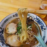 海平ラーメン - 麺は細麺。つるつるっと行けます！