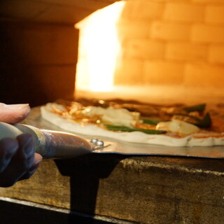石窯で焼き上げる本格ピッツァを満喫！季節限定の一枚も◎