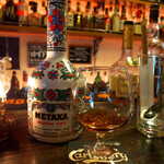 Bar BAROCK - ブランデー「メタクサ」（￥1000）。ギリシャ産のフレーバーブレンデー、白い瓶が印象に残る