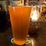 Bar BAROCK - 伊勢角屋・ゆずドラゴン（M￥900）。三重を代表するクラフト、タップから直接注ぐ「生ビール」だから、鮮度抜群！