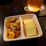 Bar BAROCK - お通しは、ミックスナッツとスモークチーズ。ナッツはもちろん、チーズとビールの相性もイイネ