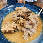 串焼き 巴 - もつ串煮込み    350円
      フワと寄せ集め串