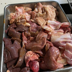 ホルモン料理 ひょうたん - 左下からレバー、豚タン、豚バラ。左上がアブラ、そして右上がホルモン！