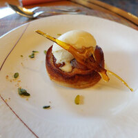 イル・テアトロ - 2019.12.01ドルチェ     温かいリンゴのタルトとジャージーアイスクリーム