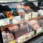 柴田ホルモン 本店 - 　　　　　ホルモンたち
                                　　　お母さんの腕が入ってる