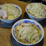 ジャンクガレッジ - ラーメン２つに味玉ラーメン１つのそれぞれノーマルと野菜増し