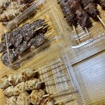 やきとり智家 - 上段:もも＠150円(税抜)
中段:ハツ＠150円(税抜)
下段:つくね＠150円(税抜)
右側:かしら＠150円(税抜)
