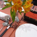 シェ フルール 横濱 - どのテーブルにも花が置かれています。