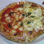 チーロ - ピザ　マルゲリータとクアトロフォルマッジのハーフ＆ハーフ　１７５０円
