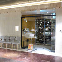 レストランエール - 8階にあるフレンチレストラン「エール」。スタイリッシュなエントランスでは、ワインがお出迎え