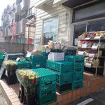 食品館ポテト - 南中山ミャ　季節柄お彼岸の花も入り口にあるミャ