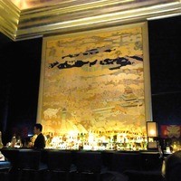 セントレジス バー - バーカウンターの後ろの大きな絵画