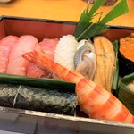 (Take-home) Seasonal nigiri 8 pieces and scrolls *Recommended*