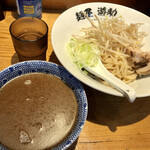 Menya Yuusuke - 汁は黒く見えますが表面の脂です。
                        下は白い豚骨スープです。