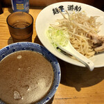 麺屋　遊助 - 汁は黒く見えますが表面の脂です。
            下は白い豚骨スープです。