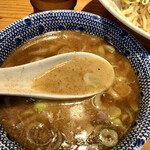 麺屋　遊助 - マー油か浮かぶ豚骨スープは、意外にアッサリ。