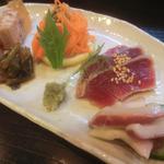 神港 - 「うれしいつまみ五品盛り合わせ」（￥1,000）：「タコの頭のサラダ」「まぐろのたたき」「まぐろのにこごり」他