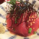 神港 - 【ニコ二コごはん】「まぐろのズケ」：寿司屋のまぐろに匹敵するような、上品な赤身を醤油っぽくない塩梅でズケに