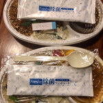 スプーンソング - スプーンと除菌シートまでついてました。いろいろ大変でしょうなぁ。