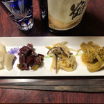 香辛酒臓 - 左から大根ティチョニ、ビーツアチャール、煮干し＆新玉ねぎアチャール、ブロッコリー＆ゴボウアチャール。屋敷にあった日本酒で。