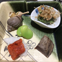 赤坂 鮨葵 - おまかせ握りコース１４５２０円（総額）。前菜盛り合わせ。つぶ貝、そら豆、山菜おひたし、マグロスモーク、明太子のカラスミ。そら豆の緑に季節感は感じますね(^｡^)