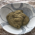 本煉果子 炊蓮 isshin  - カットを楽しんだ「ほうじ茶」をまぶした　わらびもち