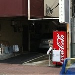 くろさわ東京菜 - 店が大通りから奥まってあります。看板が目印