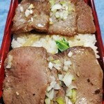 焼肉せんりゅう - 上カルビと上タン重のアップ