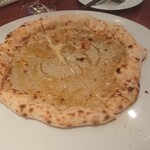 マリオ・エスプレッソ - ハチミツとゴルゴンゾーラクリームソースのピザ 990円