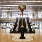 新宿高野 - JR名古屋コンコースで待ち合わせ場所に使われる 金時計。 PM 2：00 、周りに誰もみえない風景を始めてみました。　　　　　2020.05.04