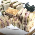 ウエスト青山ガーデン - 野菜は、ブロッコリーとトマト、ハムもぶ厚くて美味しい。自宅で焼いて、いただきました（＾∇＾）