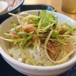 こってり番長 - ラーショでお馴染みのネギチャーシュー丼。濃いめで美味しい。