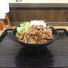 カルビ丼とスン豆腐専門店 韓丼 - カルビ丼・肉1人前550円。
