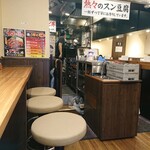 カルビ丼とスン豆腐専門店 韓丼 - 正面奥が厨房。