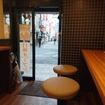 カルビ丼とスン豆腐専門店 韓丼 - 出て右隣が井の頭線渋谷駅改札。