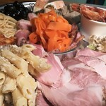 洋惣菜 亀洋 - 真ん中が、キャロットラペ、手前がペンネゴルゴンゾーラ、ドルチェポルコポーク✨