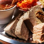 洋惣菜 亀洋 - 鶏とレバーのパテ、ムーストリコロール✨