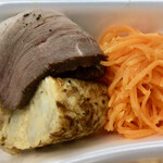 スペイン食堂 Estoy lleno - タパス3種
      ※お肉の下には、ズッキーニのソテーもありました。